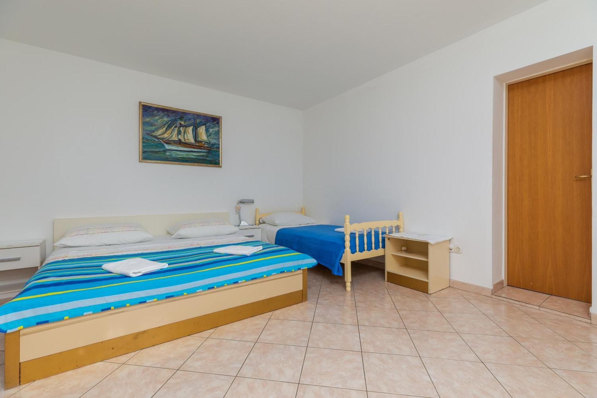 Apartments With A Parking Space Omis - 2745 Room photo