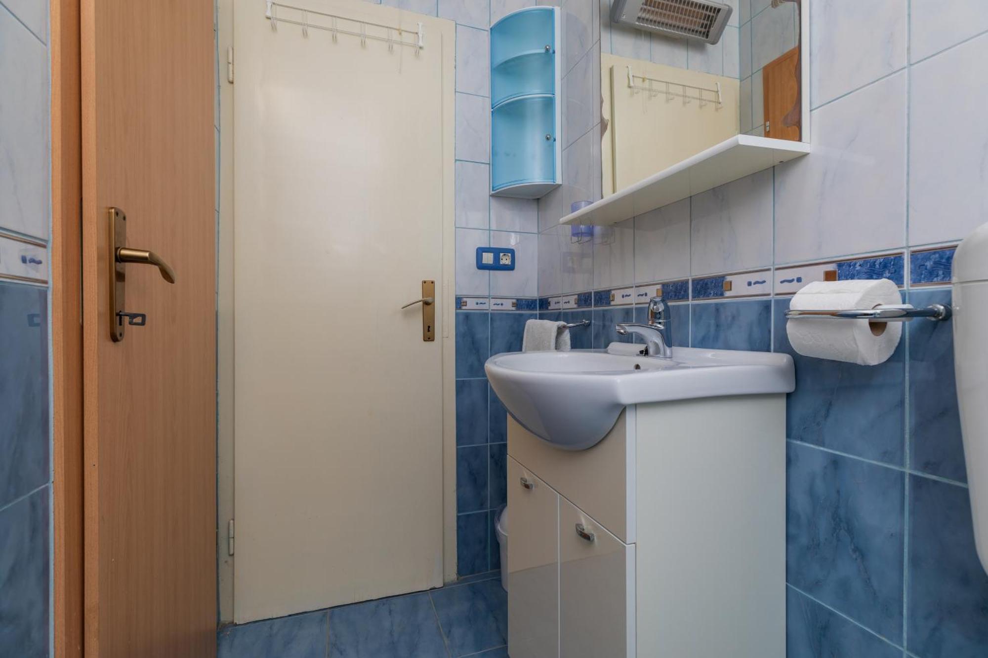 Apartments With A Parking Space Omis - 2745 Room photo